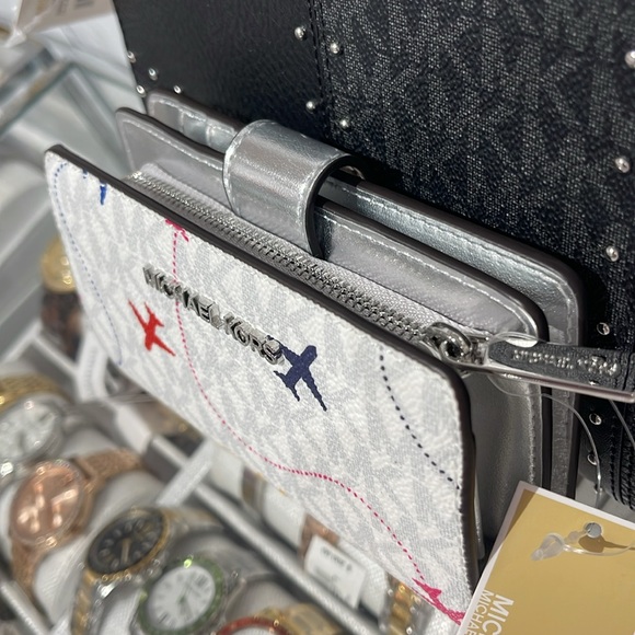 ХMichael Kors Medium Saffiano Leather Bifold Wallet 
Optic White Aeroplane
NWT - Picture 3 of 16